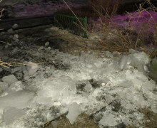 Глыба наледи рухнула с крыши пятиэтажки — калининградка чудом избежала травм.