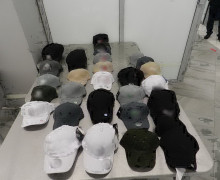 В аэропорту Храброво у пассажира изъяли 84 кепки с логотипами известных брендов