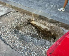 В Калининграде на улице Генерала Галицкого вновь увеличивается провал, ранее образовавшийся под автомобилем