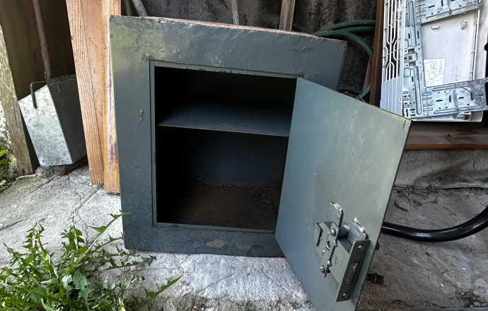 Продам маленький сейф