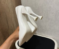 Продаю туфли белые и черные ботинки на каблуке