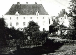 Памятник жертвам Первой мировой войны у замка Вальдау: история и реставрация