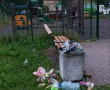 Жители дома на Портовой в Калининграде пожаловались на мусор у детской площадки