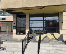 В кафе «Поварёшка» на Ленинском проспекте Калининграда обрушился козырёк, пострадал посетитель