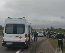 В Гвардейском районе микроавтобус столкнулся с тремя припаркованными автомобилями