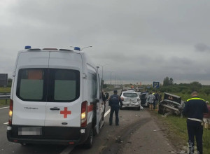 В Гвардейском районе микроавтобус столкнулся с тремя припаркованными автомобилями