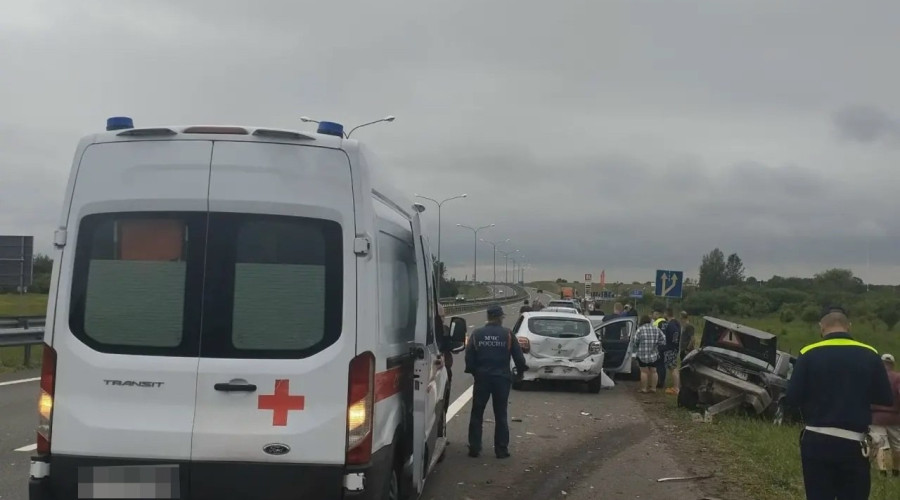 В Гвардейском районе микроавтобус столкнулся с тремя припаркованными автомобилями