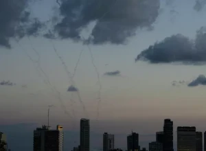 В Тель-Авив объявили воздушную тревогу после ракетной атаки