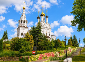 Роспись у храма в Багратионовске: цветущий сад на стене