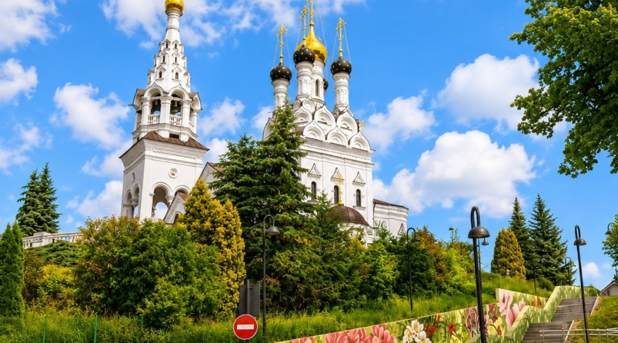 Роспись у храма в Багратионовске: цветущий сад на стене