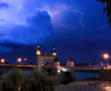 Грозовое небо над мостом королевы Луизы запечатлела калининградка