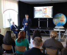 Андрей Кропоткин встретился с педагогами и вручил им авторские книги