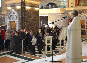 Митрополит Серафим совершил литургию и освятил пасхальные яства в кафедральном соборе