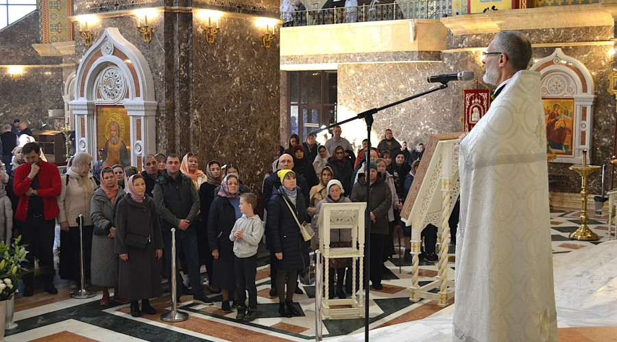 Митрополит Серафим совершил литургию и освятил пасхальные яства в кафедральном соборе