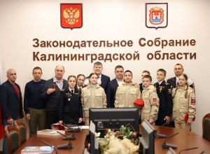 Сыну фронтовика передали найденный на Бальге орден Красного Знамени