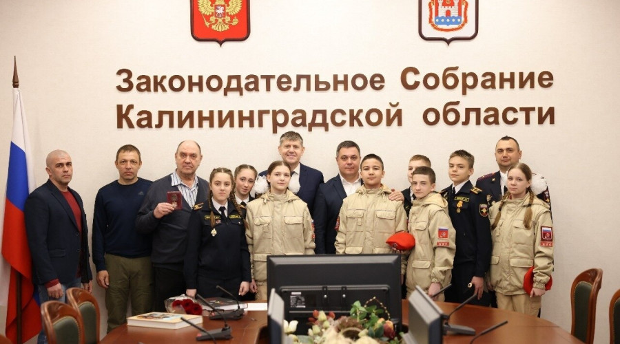 Сыну фронтовика передали найденный на Бальге орден Красного Знамени