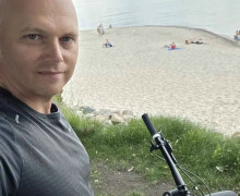 Губернатор на велосипеде проверил калининградские пляжи: власти разрабатывают меры по наведению порядка