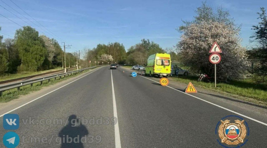 В Калининграде при развороте легковушка столкнулась с мотоциклом