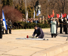 У мемориала 1200 гвардейцам в Калининграде прошла церемония возложения цветов в день годовщины штурма Кёнигсберга