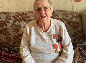 Труженица тыла Фаина Дмитриевна Пушкова принимает поздравления с 96-летием