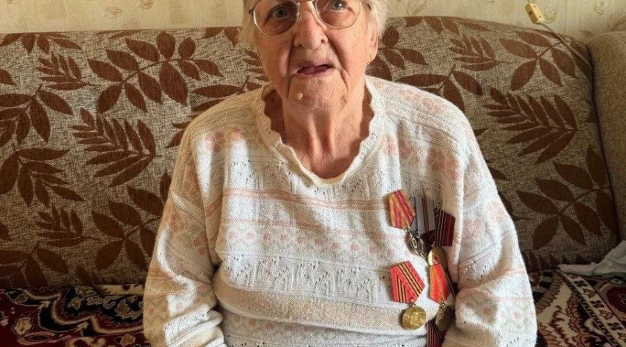 Труженица тыла Фаина Дмитриевна Пушкова принимает поздравления с 96-летием