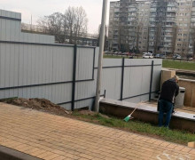 На набережной Трибуца в Калининграде устанавливают ограждение в связи с аварийной высоткой