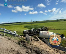 На Приморском кольце грузовик столкнулся с припаркованным Peugeot