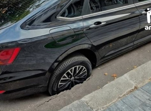 На улице Галицкого новый асфальт не выдержал нагрузки припаркованного автомобиля