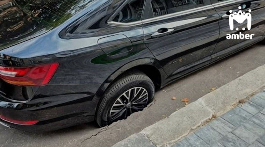 На улице Галицкого новый асфальт не выдержал нагрузки припаркованного автомобиля