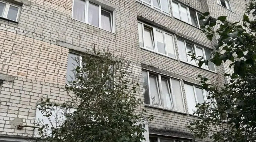Следком проводит проверку после падения трёхлетнего ребёнка с пятого этажа на Машиностроительной
