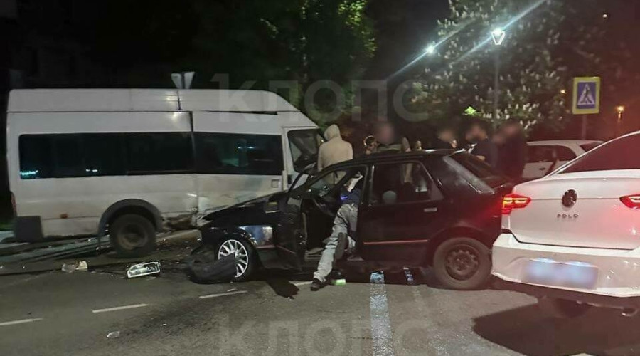 На улице Автомобильной в Калининграде столкнулись легковой автомобиль и маршрутка