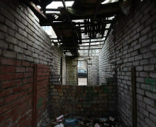 От угольных складов до мусорных завалов: жительница Калининграда безуспешно добивается сноса заброшенных сараев на Батальной