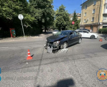 На перекрёстке Репина и Брамса в Калининграде столкнулись два автомобиля, пострадал пассажир
