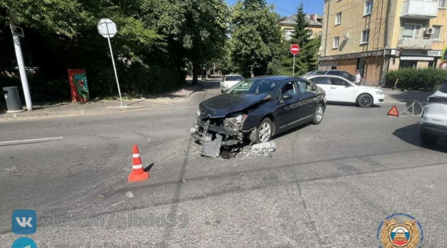 На перекрёстке Репина и Брамса в Калининграде столкнулись два автомобиля, пострадал пассажир