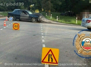 В Балтийском районе столкнулись Mercedes и Volkswagen: пострадали два человека