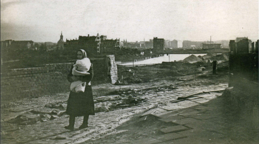 Вид с улицы Коперника на биржу в Калининграде: исторический снимок 1957 года
