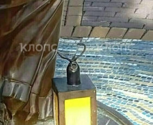 В Зеленоградске повредили фонарь у скульптуры «Бегущая по волнам»