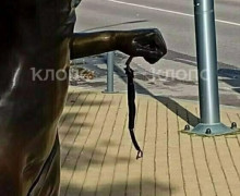 В Зеленоградске повредили фонарь у скульптуры «Бегущая по волнам»
