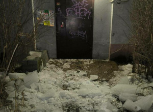 Глыба наледи рухнула с крыши пятиэтажки — калининградка чудом избежала травм.