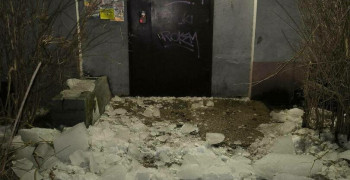 Глыба наледи рухнула с крыши пятиэтажки — калининградка чудом избежала травм.