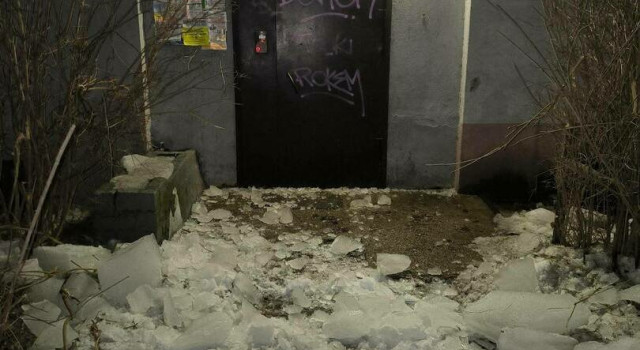 Глыба наледи рухнула с крыши пятиэтажки — калининградка чудом избежала травм.