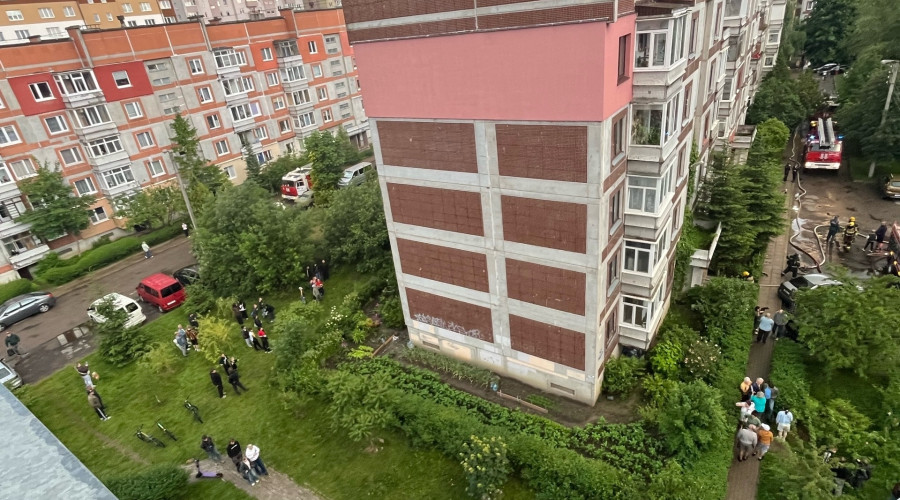 Пожар в пятиэтажке на улице Ульяны Громовой в Калининграде: эвакуация и работа экстренных служб