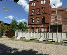 Школьник из Черняховска получил 700 тысяч рублей после падения в заброшенной казарме