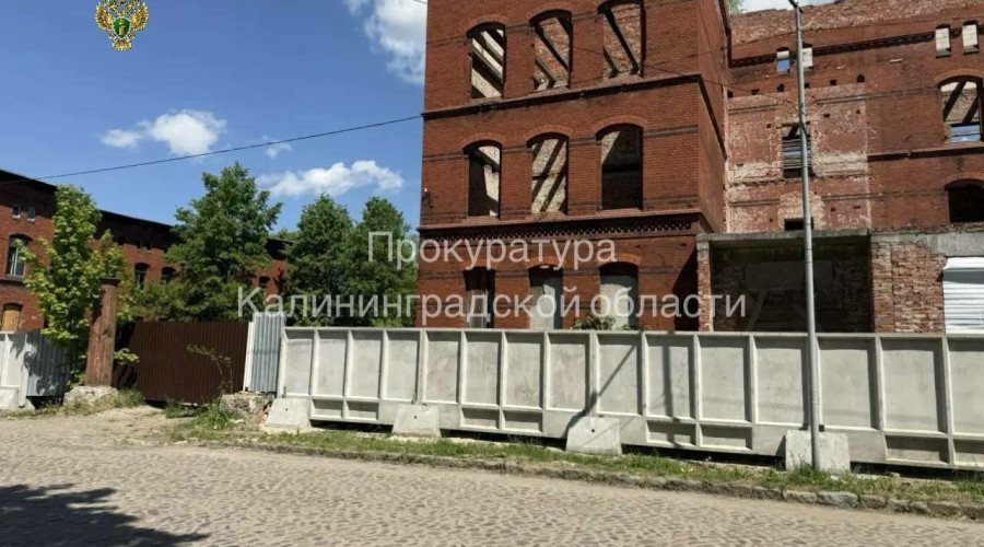 Школьник из Черняховска получил 700 тысяч рублей после падения в заброшенной казарме