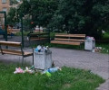 Жители дома на Портовой в Калининграде пожаловались на мусор у детской площадки