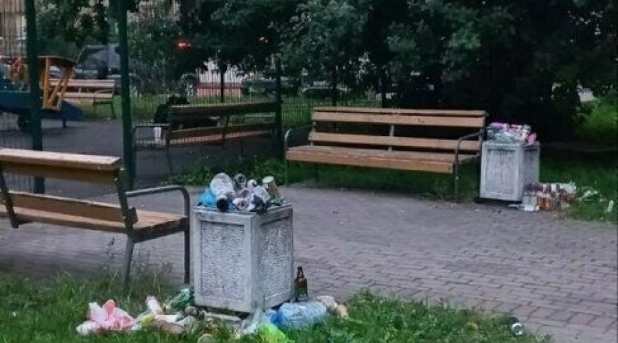 Жители дома на Портовой в Калининграде пожаловались на мусор у детской площадки