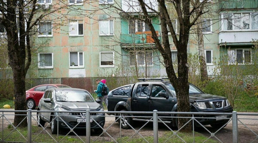 В центре Калининграда проблему хаотичной парковки предложили решать строгим учетом машиномест