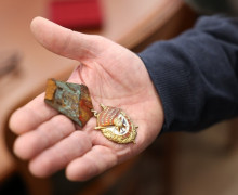 Сыну фронтовика передали найденный на Бальге орден Красного Знамени
