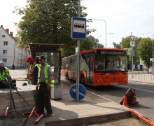 В Калининграде на улице Павлика Морозова у дома № 148 восстановили клумбу после расширения остановки