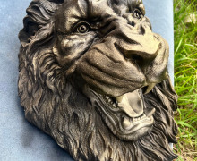 Настенная скульптура головы льва